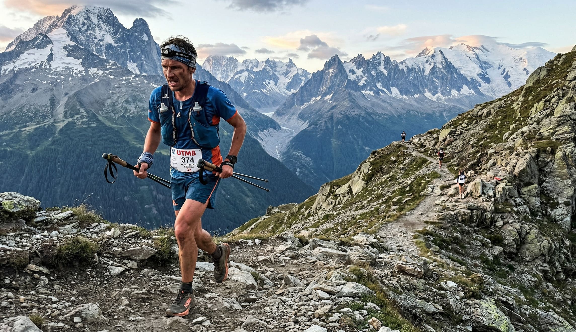 Sentier alpin autour du Mont-Blanc au lever du soleil avec coureur trail en montagne