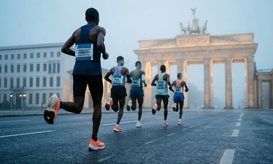 Marathon de Berlin au lever du soleil, peloton de coureurs élite