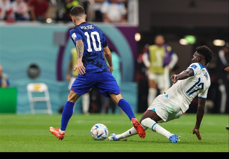 Bukayo Saka (Angleterre) au duel avec Christian Pulisic lors d'Angleterre-États-Unis, Coupe du Monde 2022