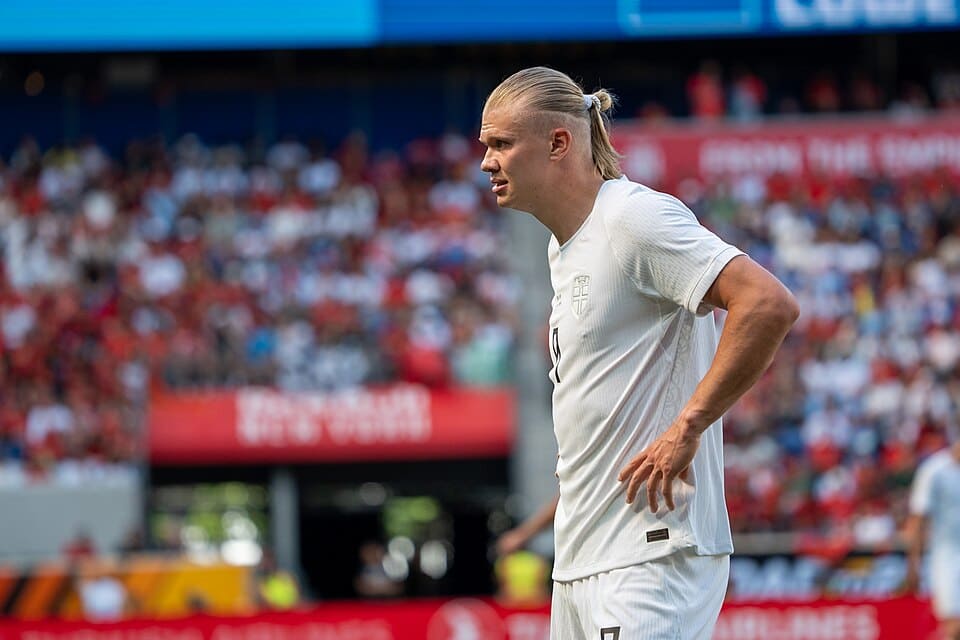 Erling Haaland lancé à pleine vitesse sous le maillot de la Norvège lors de Maroc-Norvège, juin 2026