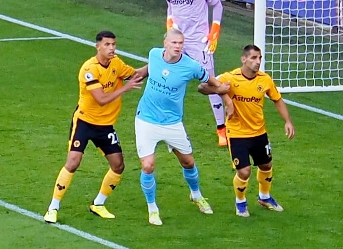 Erling Haaland, avant-centre de Manchester City, lancé en plein effort lors d'un match de Premier League