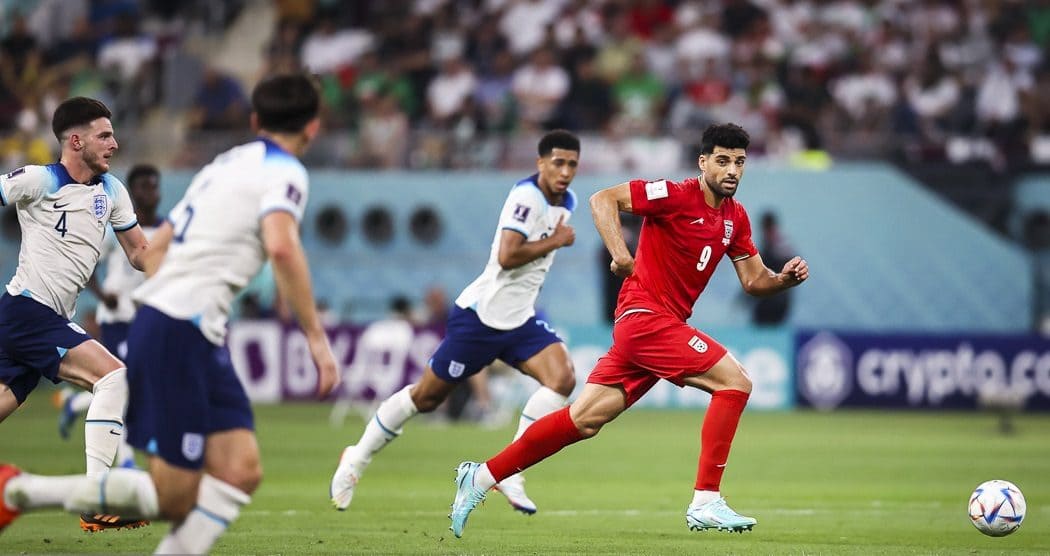 Jude Bellingham (Angleterre, n°22) en pleine course lors d'Angleterre-Iran à la Coupe du Monde 2022